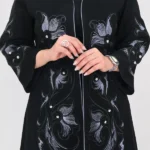 نمای کامل ژست دوم مانتو کرپ مرویجت گلدوزی مدل 10451
